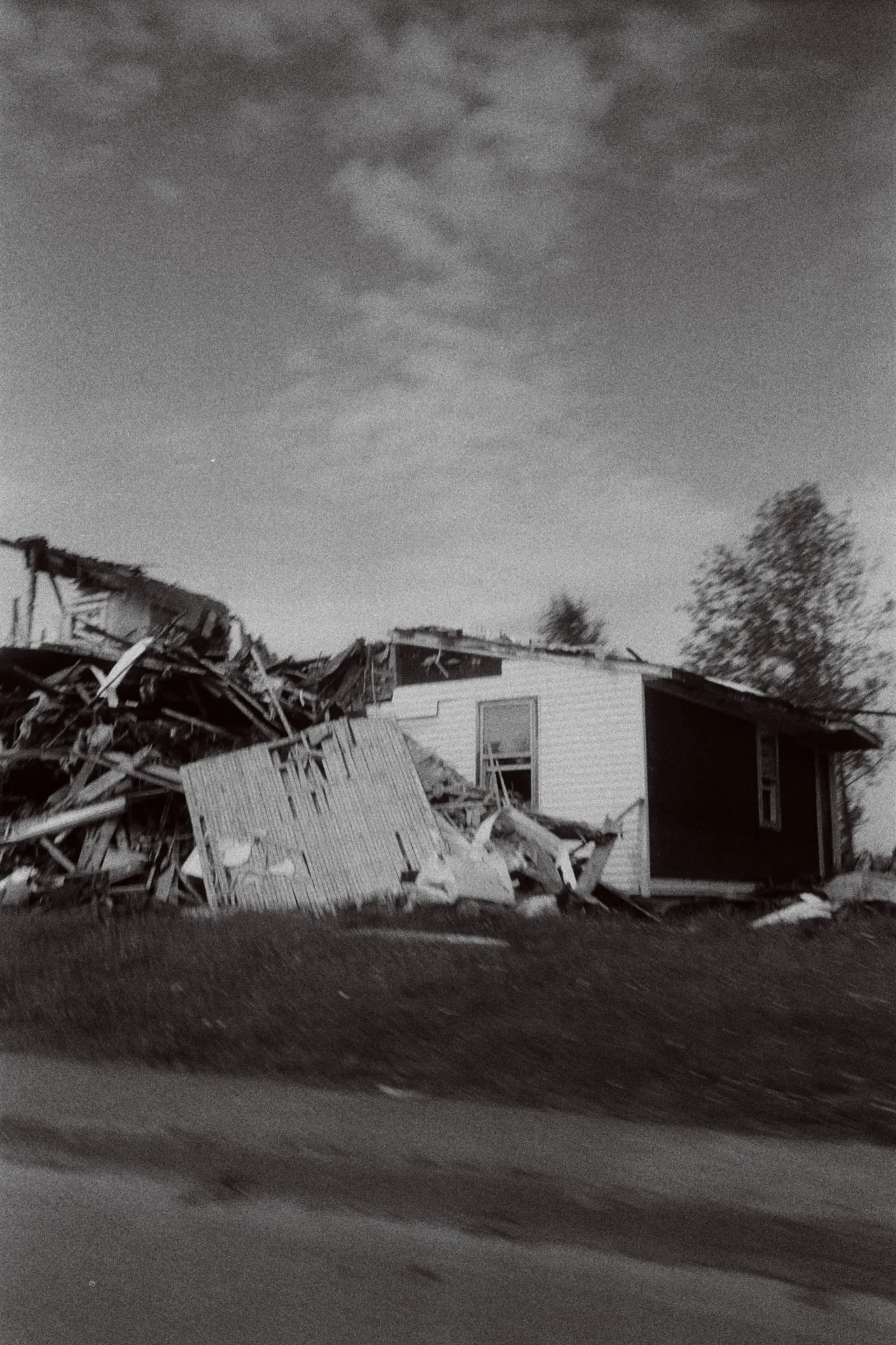 Maison en ruine sur le bord de la route aux Etats-Unis. 