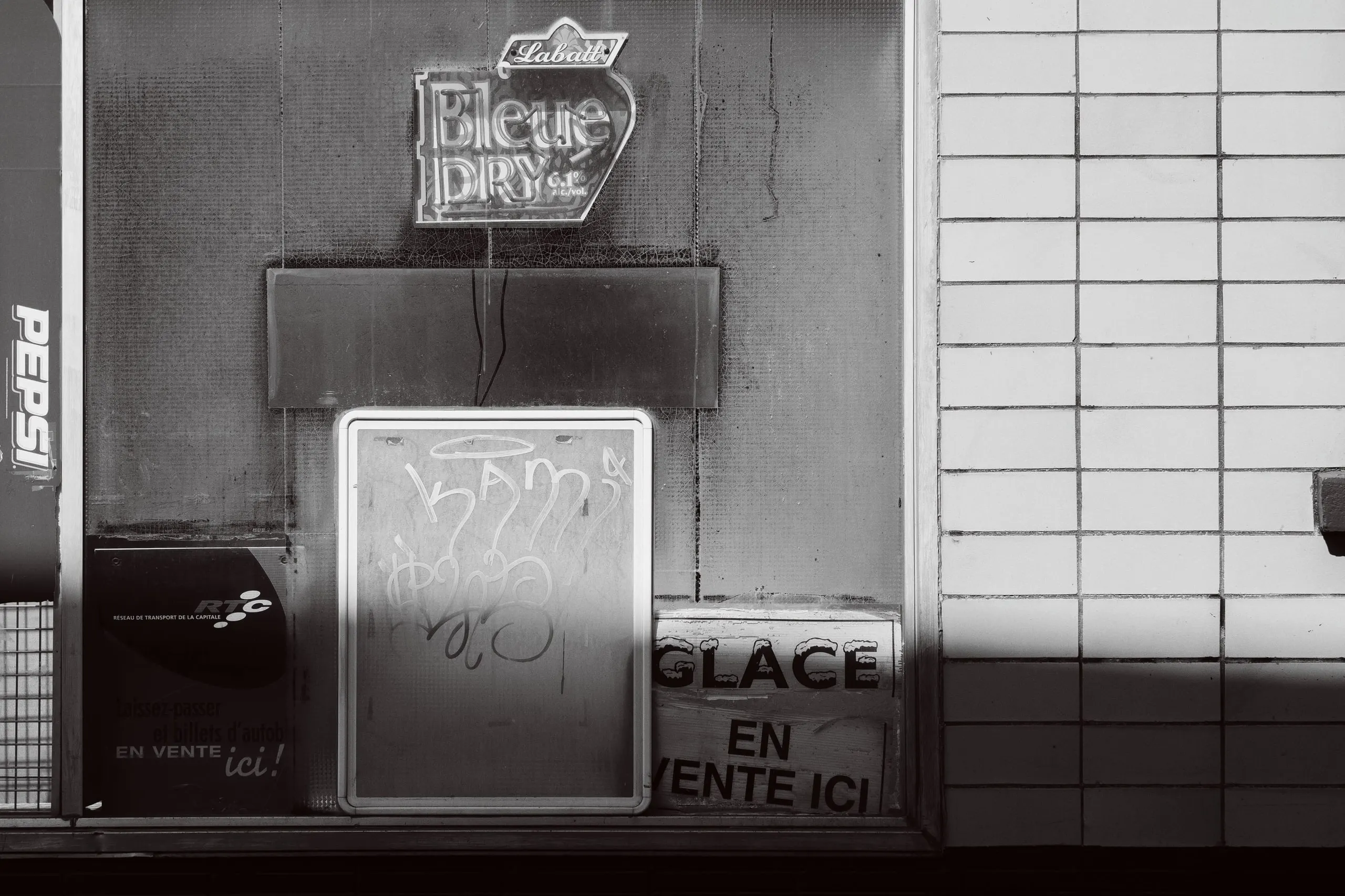 Façade de dépanneur en noir et blanc
