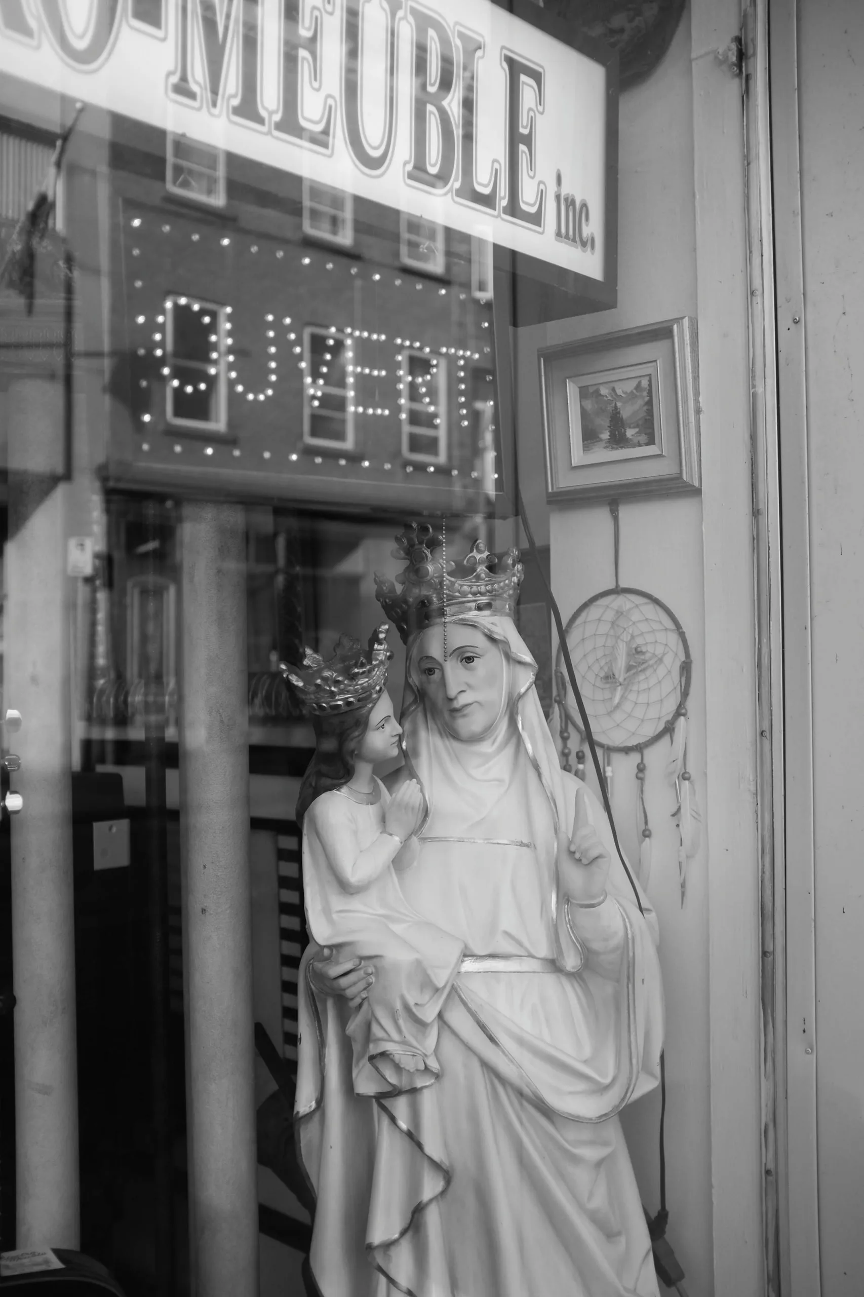 Statue de Marie la sainte vierge dans une vitrine de brocanteur