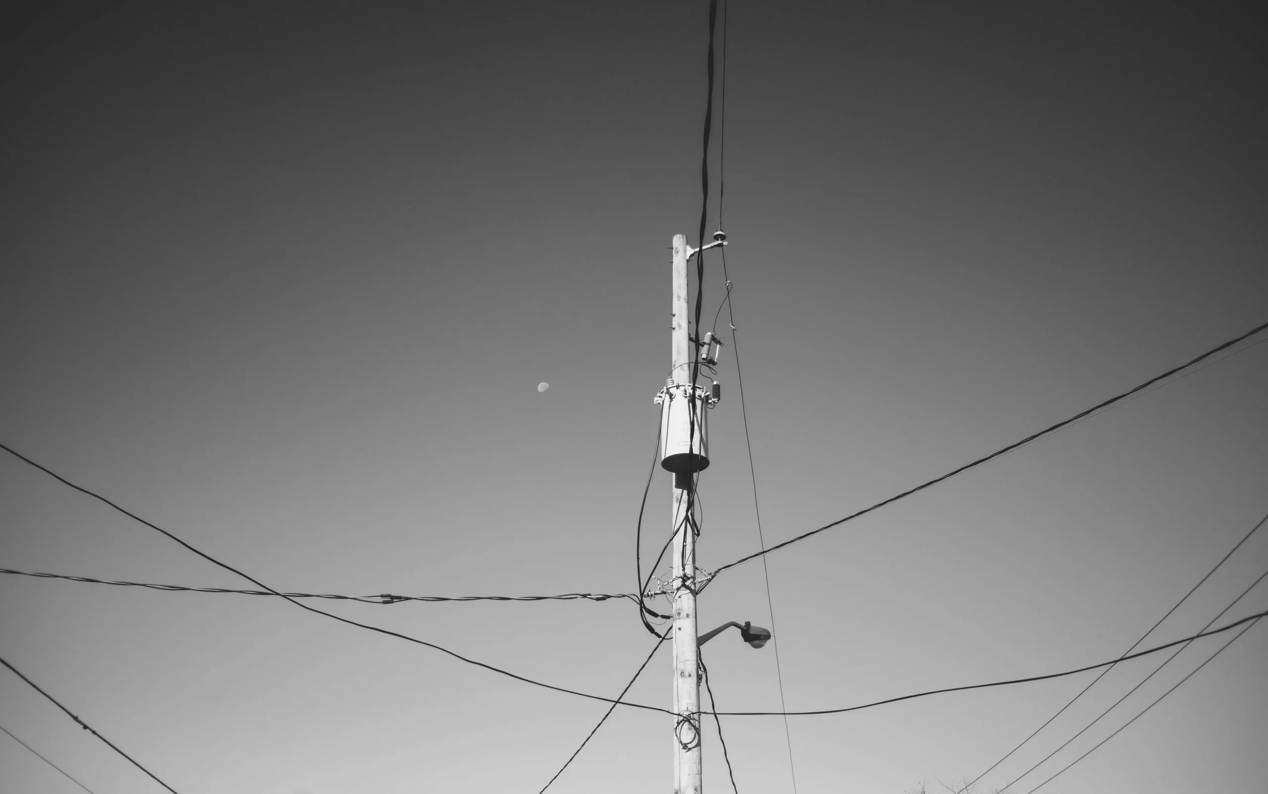 Tentacules d'hydro Fils électriques entrecroisés et la lune