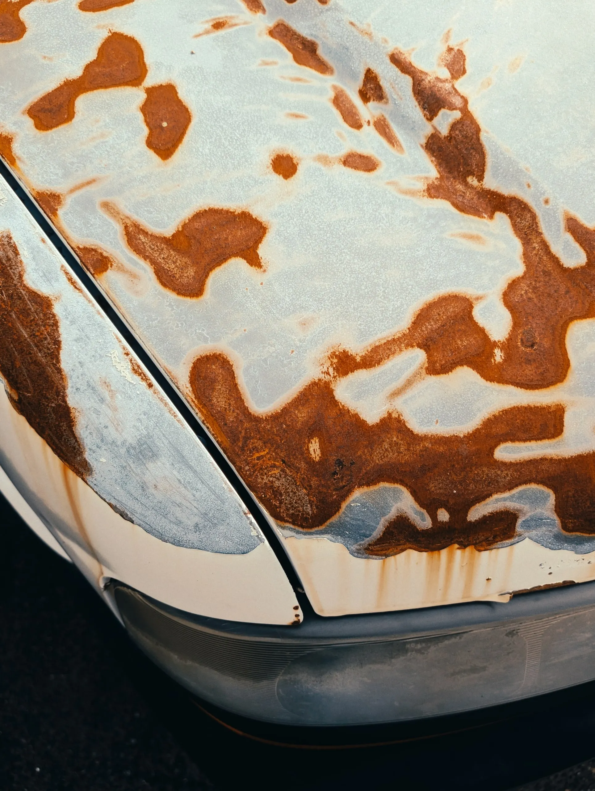 Photo d'un capot de vieille voiture rongé par la rouille 