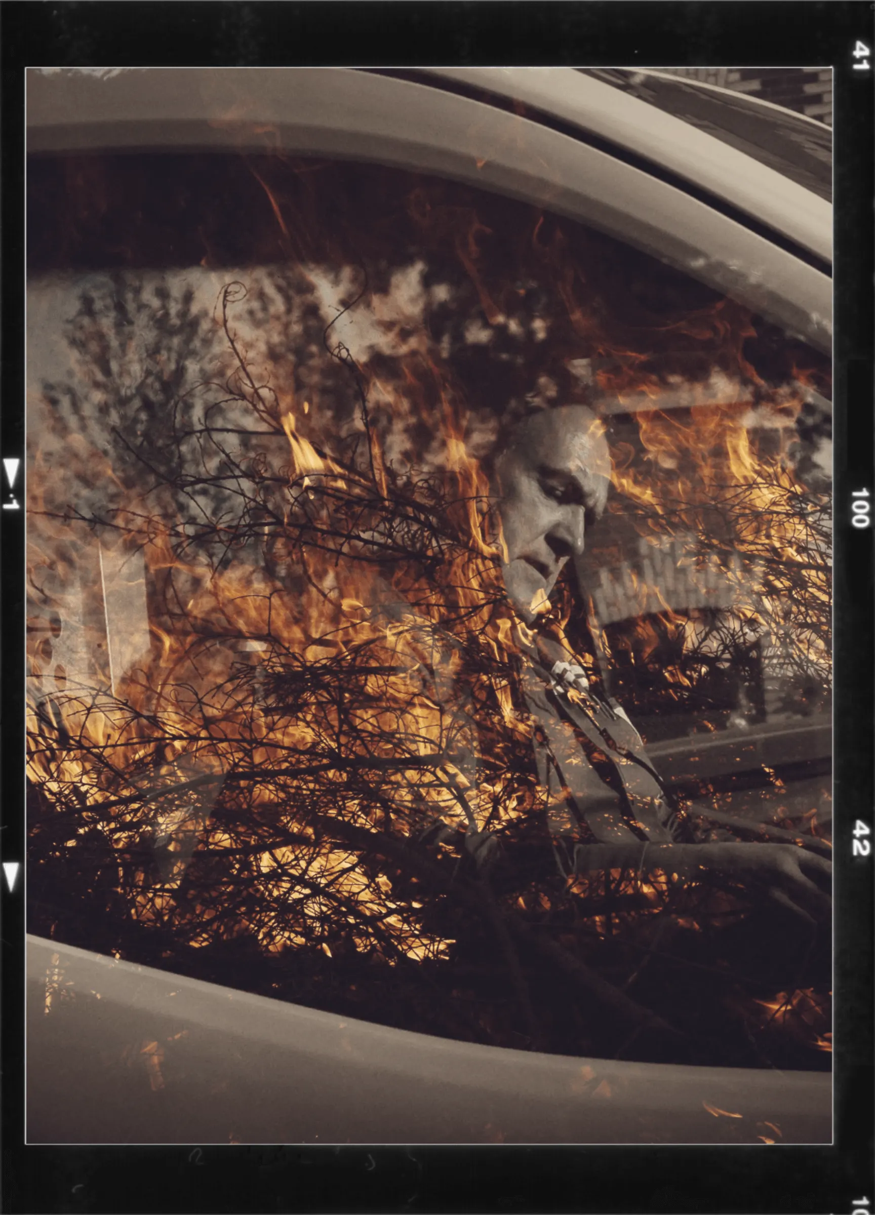 Homme en feu dans une voiture