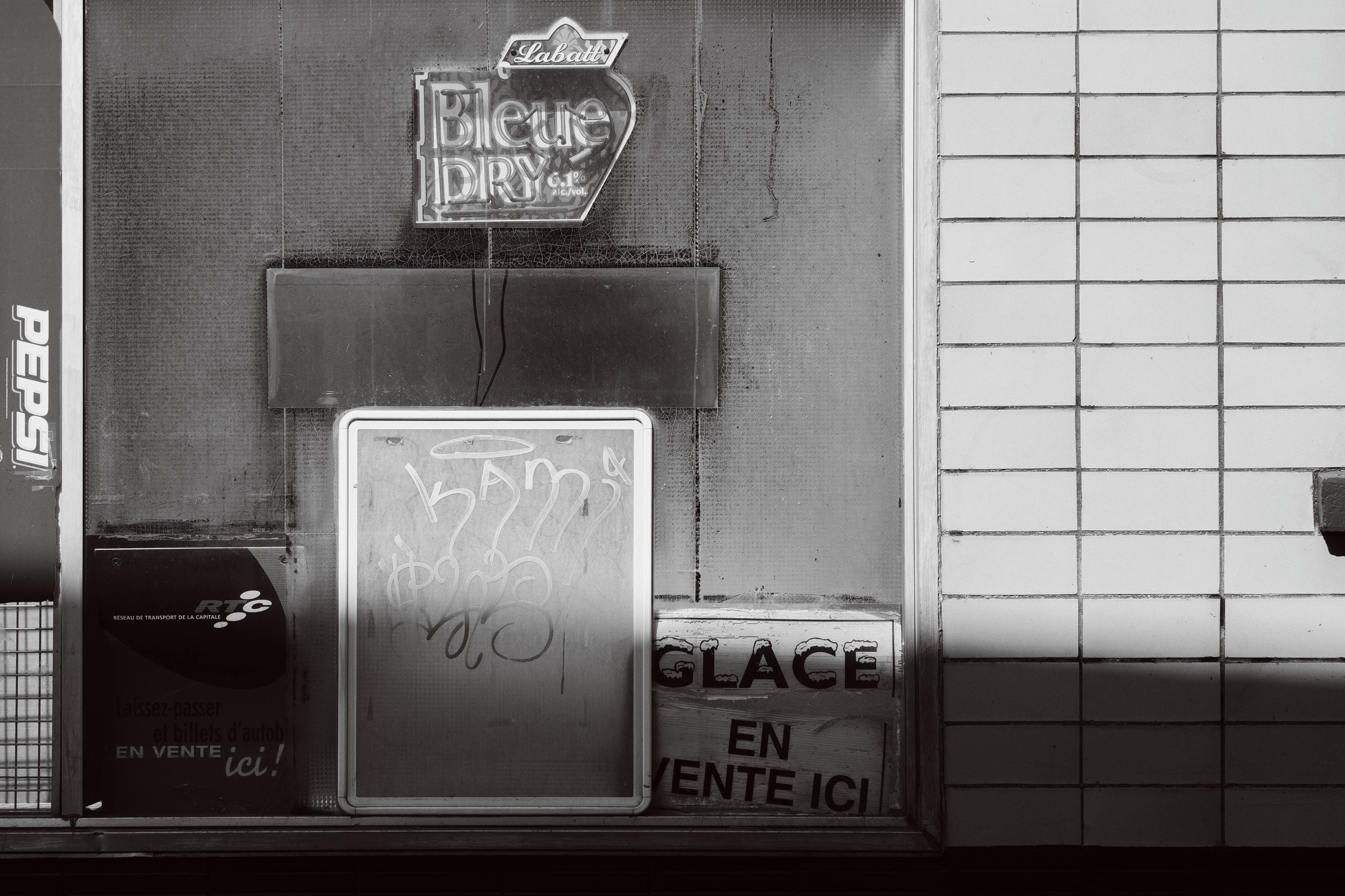 Façade de dépanneur en noir et blanc