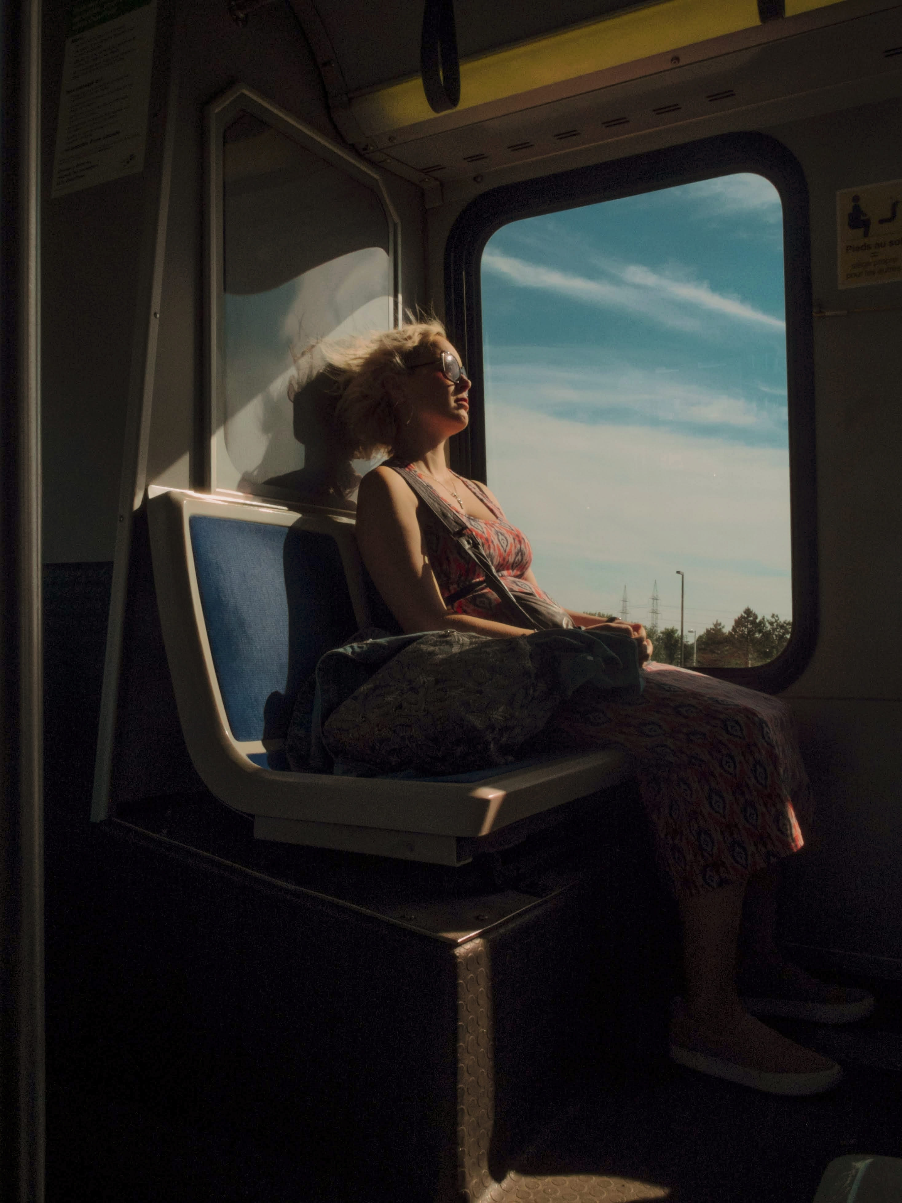 Jeune femme dans le bus en été 