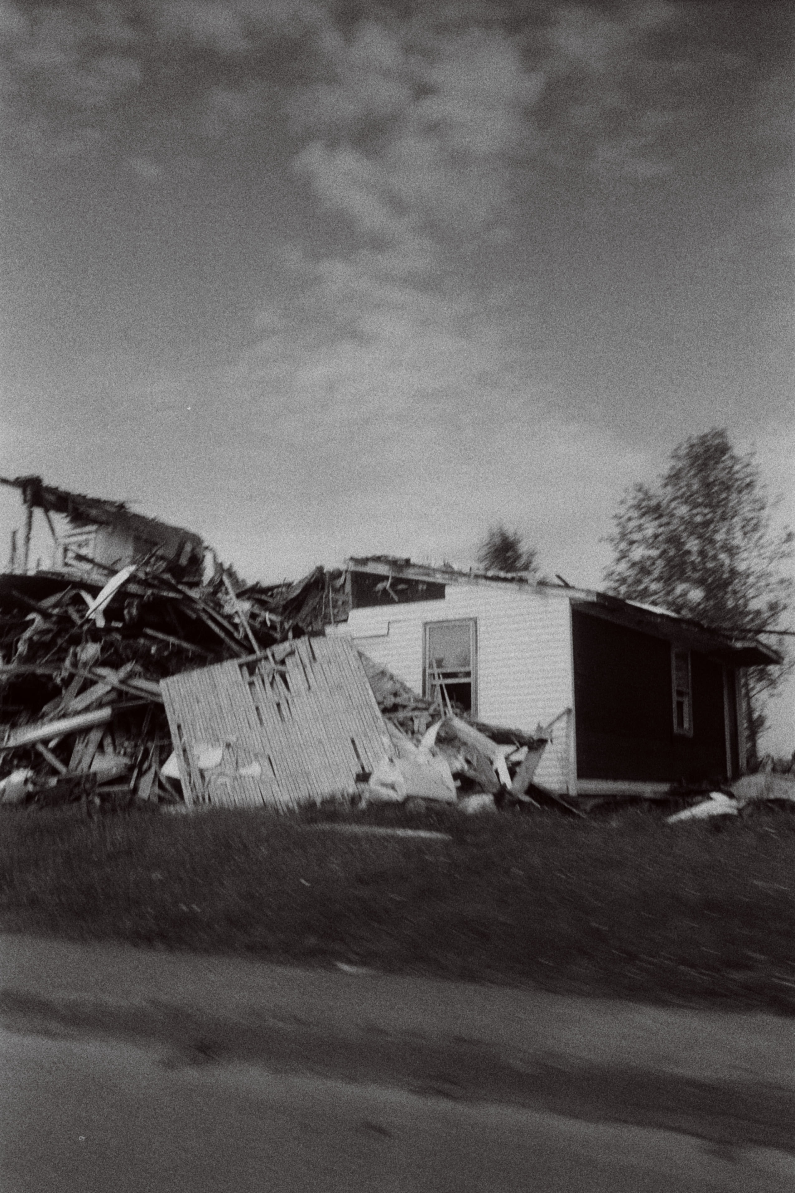 Maison en ruine sur le bord de la route aux Etats-Unis. 