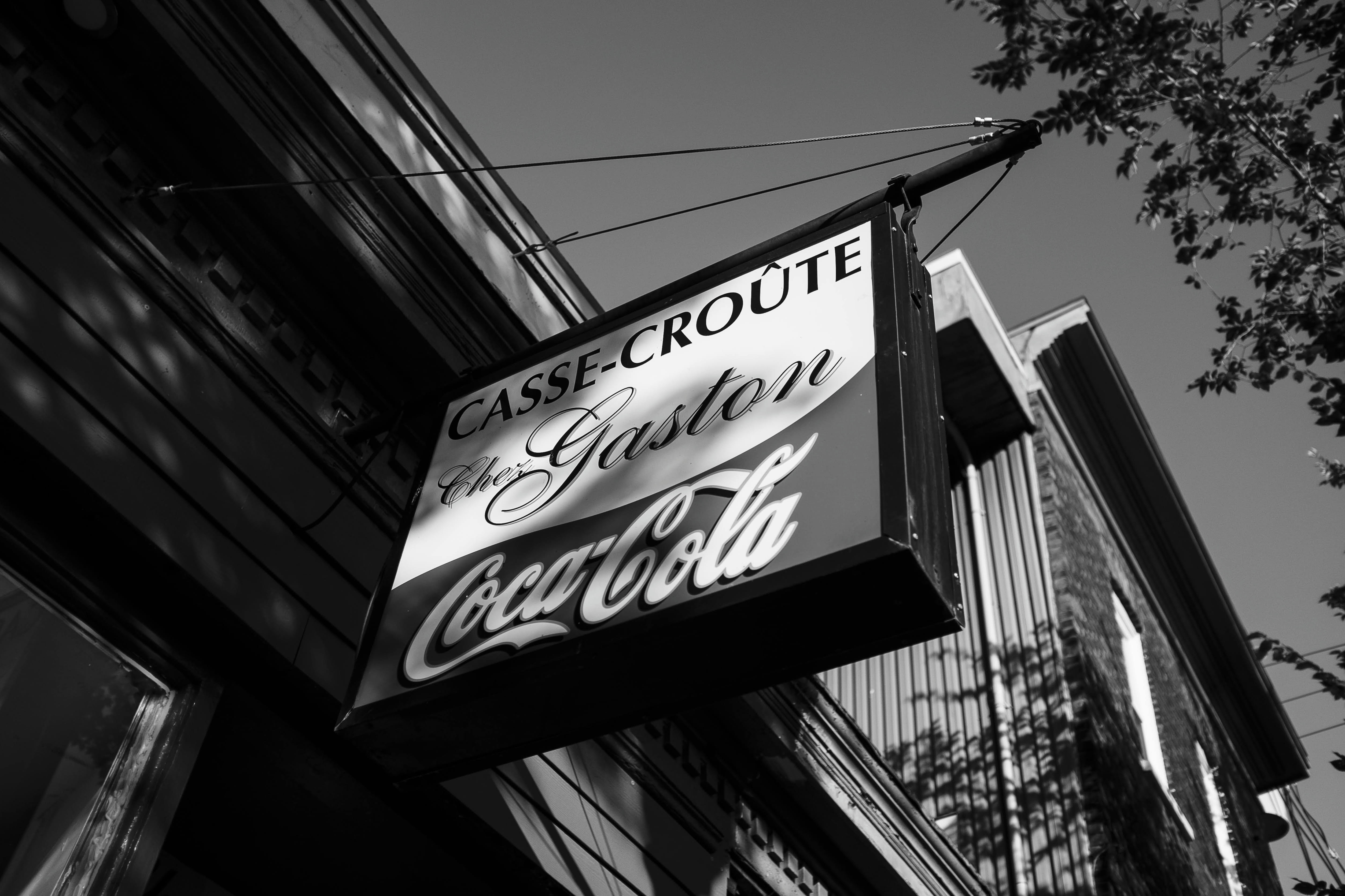 Passion poutine et Coke Panneau du casse-croûte Chez Gaston