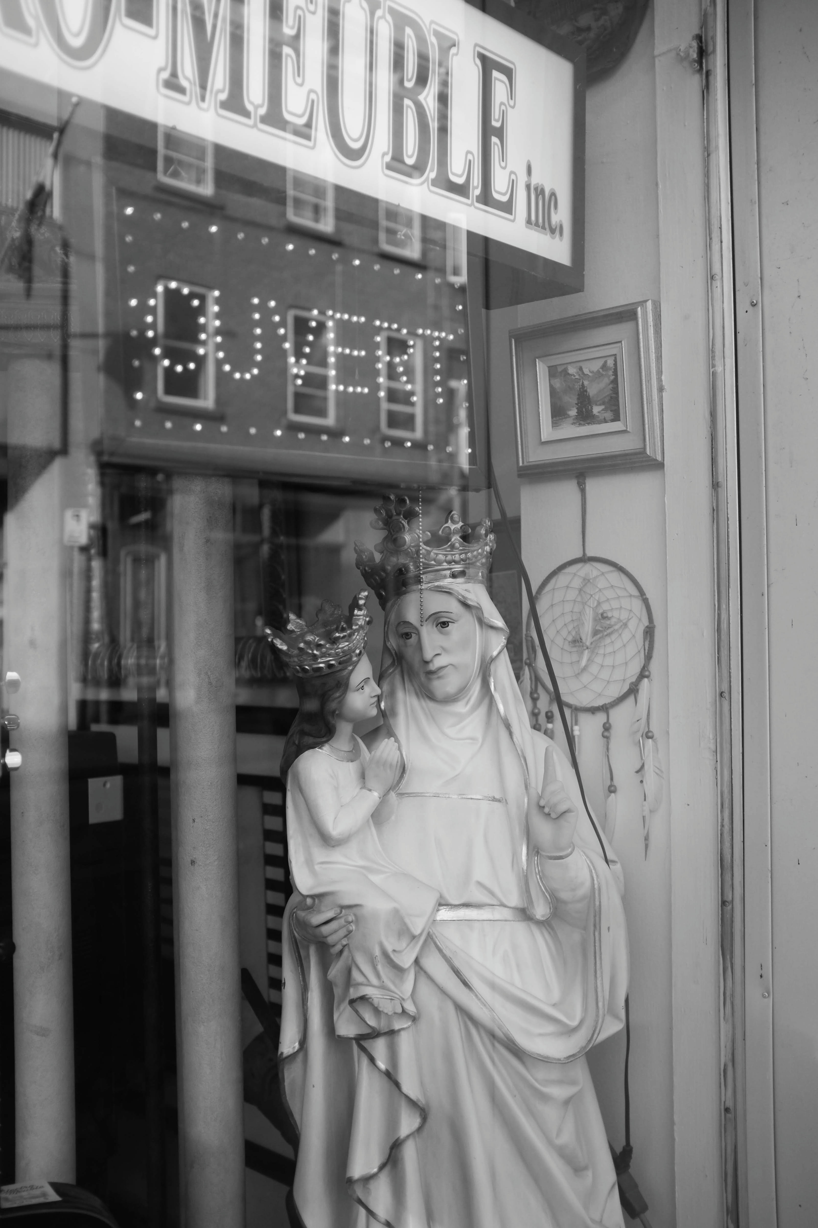 Statue de Marie la sainte vierge dans une vitrine de brocanteur