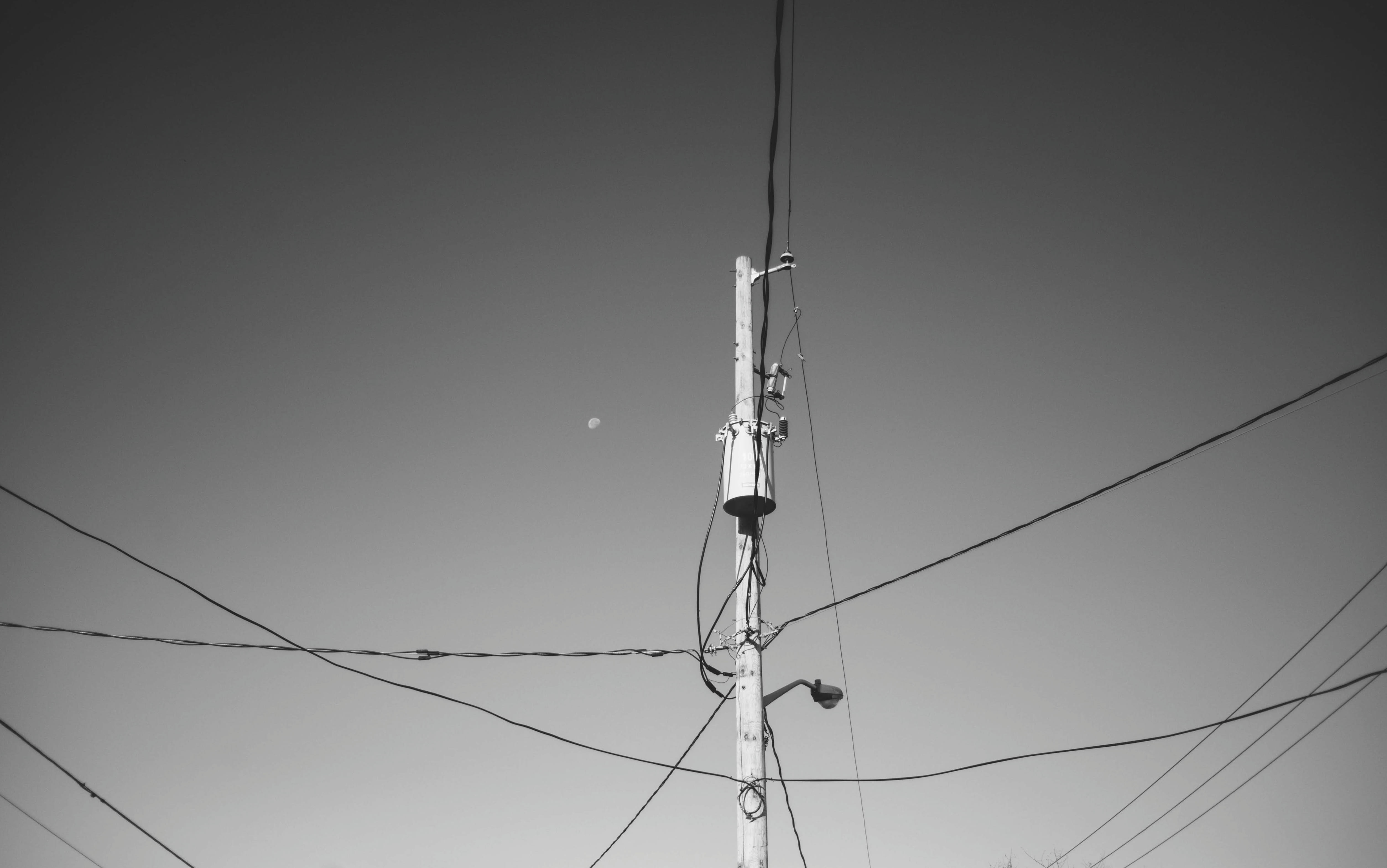 Tentacules d'hydro Fils électriques entrecroisés et la lune
