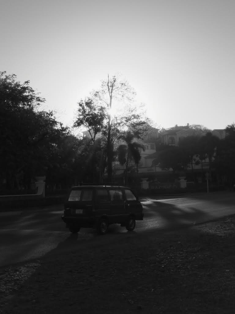 Passage d'un van dans les rayons du soleil matinal au Costa Rica. 