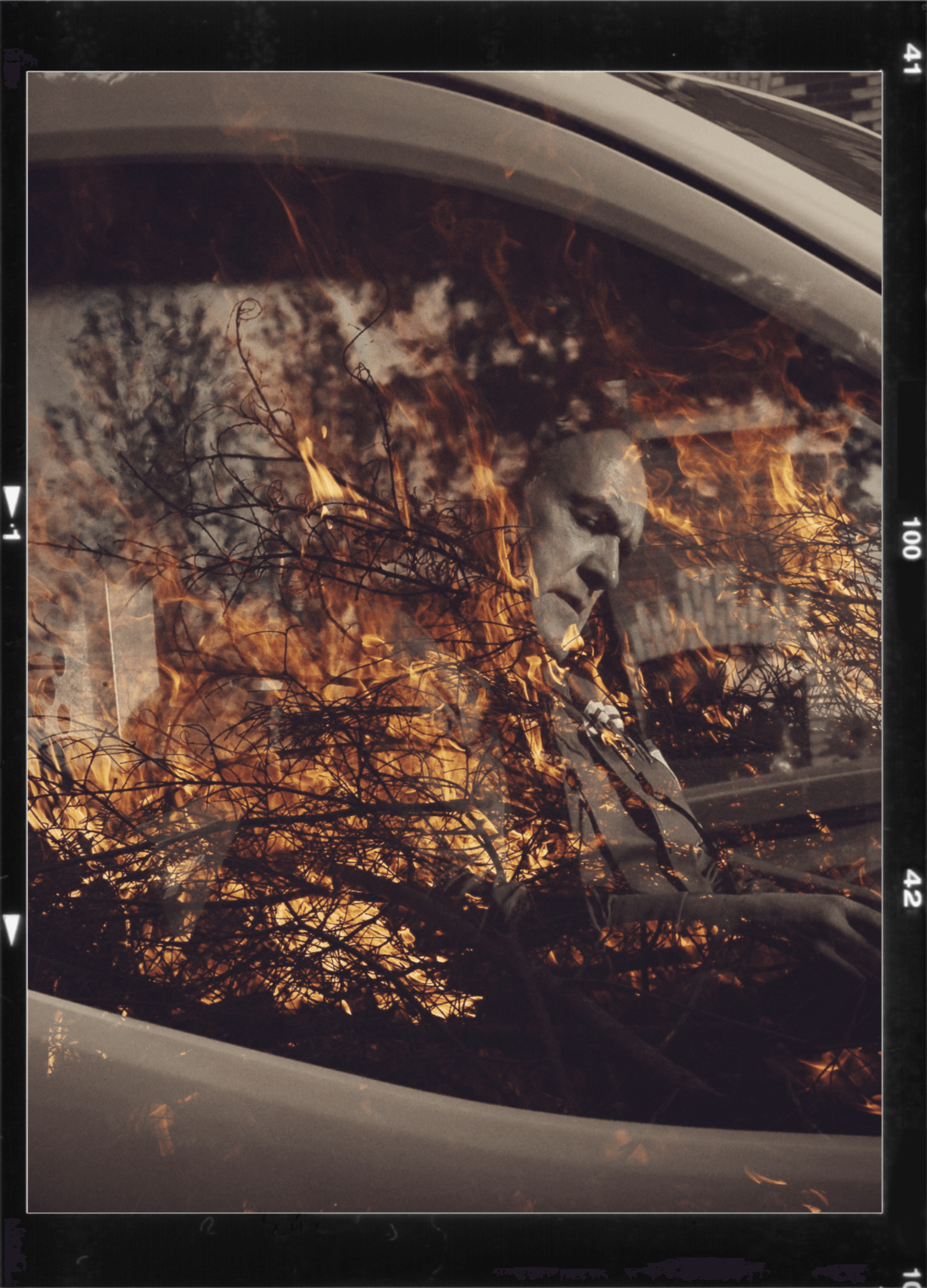 Homme en feu dans une voiture